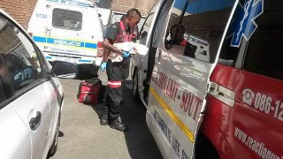 Die baba word deur paramedici behandel. Foto: Rusa/Facebook