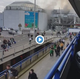 Persone vlug ná die ontploffings by Brussels-lughawe op 22 Maart 2016 (Skermskoot uit Twitter-video deur @AmichaiStein1)