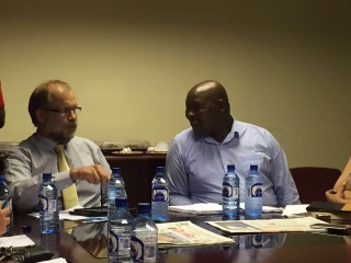 Flip Buys, voorsitter van die Solidariteit Beweging, en William Bulwana, sekretaris van die ANC in die Vrystaat (Foto aan Maroela Media verskaf)