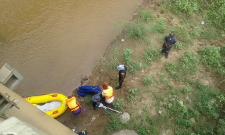 Die polisie se soek-en-reddingseenheid by die rivier. Foto: Verskaf