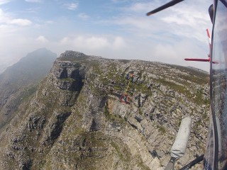 Die plek op Tafelberg (ongeveer 150 m links van Platteklip-ravyn) waar die vrou op 17 Maart 2016 ure lank aan haar valskermtou gehang het toe haar basissprong skeefgeloop het. Die kop in die agtergrond is Duiwelspiek (Foto: David Bruiners, AMS)