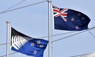 Die voorgestelde nuwe vlag (links) en die bestaande vlag met die Britse Union Jack (regs) Foto: Marty Melville/AFP/Getty Images