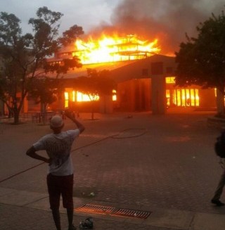 Geboue in vlamme gehul by die Mafikeng-kampus van die Noordwes-Universiteit nadat betogers op 24 Februarie 2016 op 'n plundertog gegaan het Foto: Twitter
