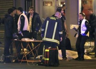 Een van die tonele tydens die aanvalle op Parys in November 2015. Foto: AP/Thibault Camus