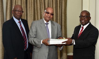 Regter Willie Seriti (regs) en regter Thekiso Musi oorhandig die kommissie se verslag aan pres. Zuma op 30 Desember. Foto: GCIS