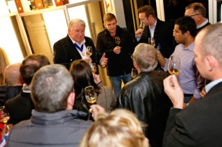 Pierre Meintjies gesels met die feesgangers oor Whiskies in 2015. Foto: Verskaf