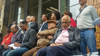 Ronnie Kasrils (tweede van regs) en Zak Yacoob (regs) en verteenwoordigers van verskeie ander organisasies wat almal eis dat pres. Jacob Zuma bedank. Foto: Getrude Makhafola/ANA
