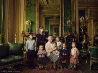 Koningin Elizabeth saam met twee van haar kleinkinders en haar vyf agterkleinkinders.