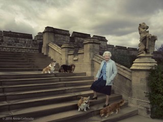 Koningin Elizabeth II saam met haar honde. Foto: Annie Leibovitz