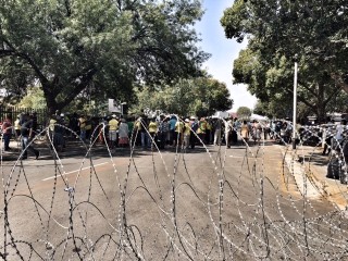 Betogers buite die hof. Foto: Nico Strydom