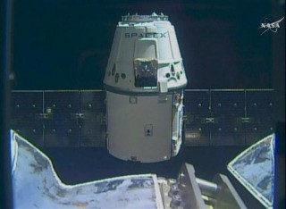 Skermskoot uit NASA TV: die SpaceX Dragon-vragtuig nader die Internasionale Ruimtestasie (Sondag 10 April 2016) Foto: NASA TV via AP