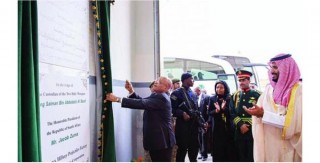 ŉ Foto wat Mmusi Maimane op Twitter gedeel het van pres. Jacob Zuma by die amptelike opening van die wapenfabriek. Foto: Twitter