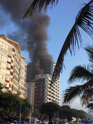 ŉ Brand het omstreeks 07:30 by die Blue Waters Hotel op die Durbanse strandfront uitgebreek. Foto: Marshall Security