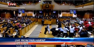 EFF-lede word uit die parlement verwyder (!7 Mei 2016) Foto: Skermskoot uit SABC Digital News-video op YouTube