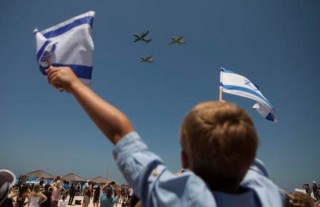 Israelies kyk na ŉ lugskou in Tel Aviv om dié land se onafhanklikheidsdag te vier. Die staat het in 1948 tot stand gekom. Foto: wire.africannewsagency.com/AP Photo/Dan Balilty