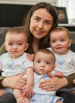 Becki-Jo Allen en haar drie seuns, Roman, Rocco en Rohan (Foto: Liverpool Echo)
