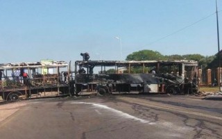 Betogers het vragmotors en busse aan die brand gesteek (Mei 2016). Foto: Twitter