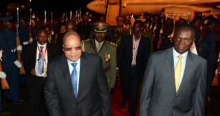 Zuma met sy aankoms in Uganda. Foto: Elmond Jiyane