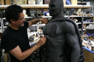 Jose Fernandez, besig met die ontwerp van 'n Batman-pak Foto: Jose Fernandez / Ironhead Studio