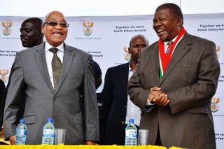 Pres. Jacob Zuma tydens die oorhandigingsviering van die Kruger-wildtuin grondeis op 21 Mei 2016 (Foto: Presidensie, Twitter) 