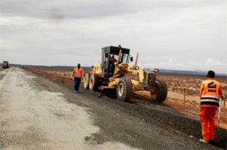 Konstruksiewerk aan die pad tussen Carnarvon in die Noord-Kaap en die SKA Losberg-perseel (Foto: SKA)