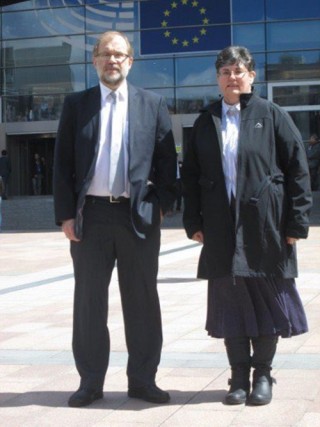 Flip Buys en Alana Bailey voor die EU-parlementsgeboue in Brussel. Foto: Forum Nuus