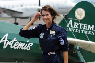 Tracey Curtis-Taylor by die "Spirit of Artemis", haar Boeing Stearman-dubbelvlerkvliegtuig (Foto: Tracey Curtis-Taylor, Facebook)