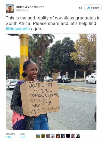 Malwandle Hadebe met haar plakkaat by 'n verkeerslig in Johannesburg. Foto: @UlrichJvV op Twitter.