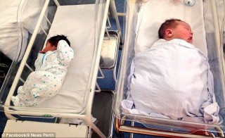 Baba Ziad (regs) en Jaisal Purewal (links) wat 2,8 kg met geboorte geweeg het. Die twee babatjies is twee minute ná mekaar gebore. Foto: 9 News Perth/Facebook