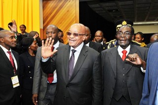 Pres. Jacob Zuma en Zimbabwe se pres. Robert Mugabe op 20 Mei 2016 tydens die Universiteit van Fort Hare in die Oos-Kaap se eeufeesvieringe Foto: Presidensie van Suid-Afrika