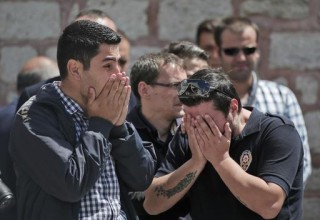 Kollegas van een van die polisiebeamptes wat Dinsdag in die bomontploffings in Turkye gesterf het by die Faith-moskee in Istanbul. Foto: AP / Lefteris Pitarakis / www.africannewsagency.com