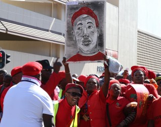 EFF-lede hou 'n optog na die munisipale kantoor in Polokwane. Foto: Chester Makana/ANA