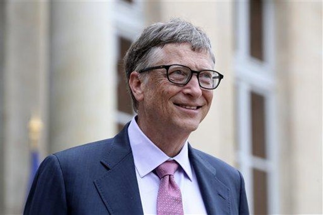 Bill Gates, medestigter van Microsoft, verlaat ŉ vergadering saam met die Franse president, Francois Hollande, by die Élysée-paleis in Parys. Foto: Kamil Zihnioglu/AP via wire.africannewsagency.com