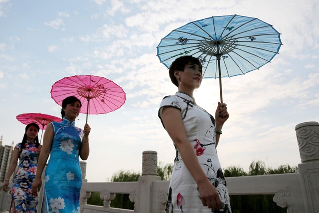 Vroue bied cheongsam, ŉ tradisionele Chinese rok ook bekend as qipao aan, in die Donghu-park in Zaozhuang-stad in die ooste van China. Foto: Xinhua/Sun Zhongzhe (ry)/ wire.africannewsagency.com