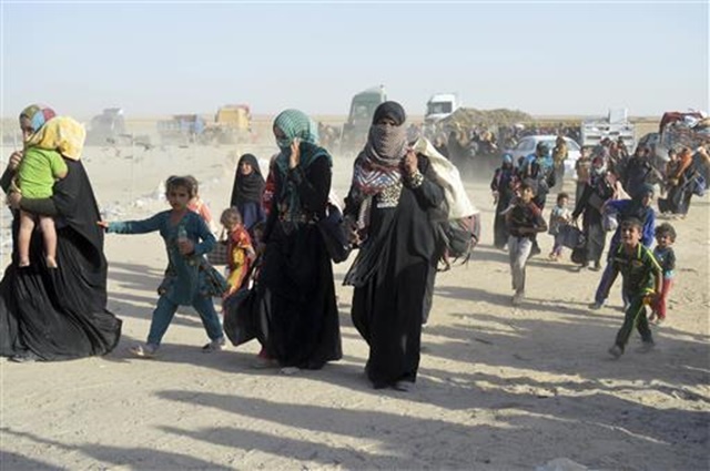 Vroue en kinders, wie se tuisdorpies in Noord-Ramadi deur die Islamitiese Staat beset is, arriveer by ŉ Irakse millitêre basis in Ramadi, 115 km wes van Bagdad. Foto: AP/ wire.africannewsagency.com