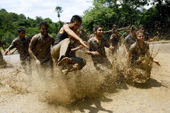 Mense speel met modder tydens die Asar Pandhra-fees in Lalitpur, Nepal. Dié fees, wat op die Nepalese kalender op “Asar 15” is, word gekenmerk deur musiek, dans en in die modder speel tydens die uitplanting van rys. Foto: Xinhua/Pratap Thapa/ wire.africannewsagency.com 