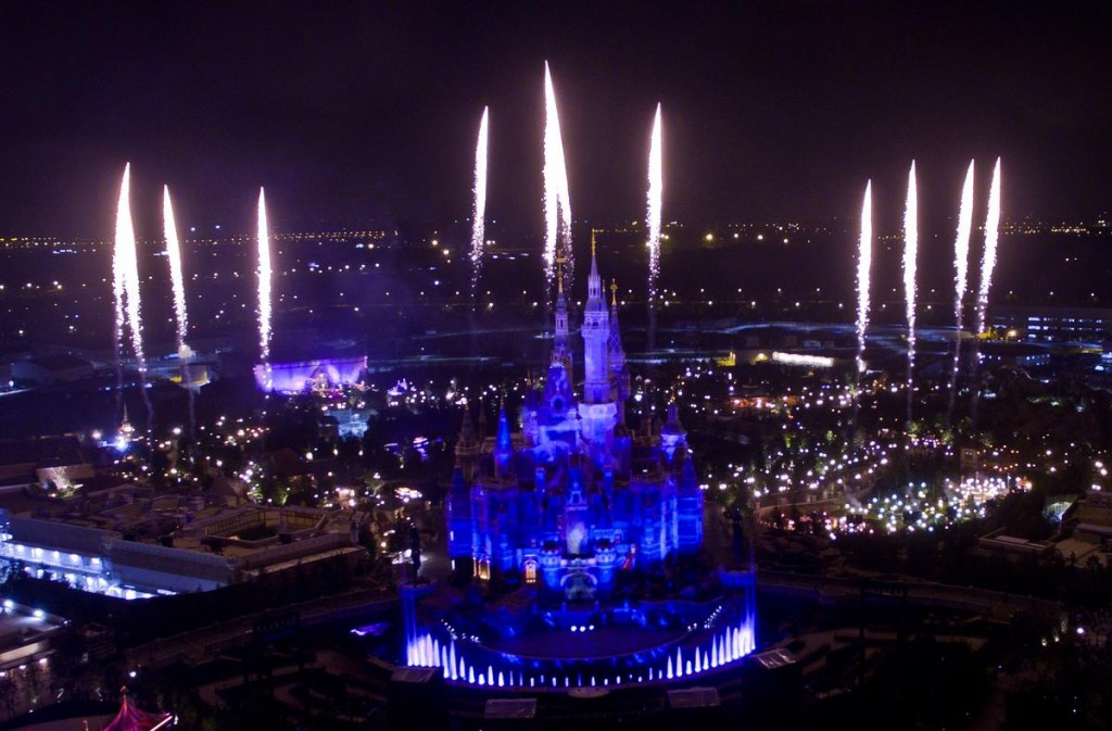 •ŉ Lugfoto van die vuurwerkvertoning by die Shanghai Disney-oord in China. Shanghai Disneyland begin vandag die tien dae tot die oord se opening op 16 Junie aftel. Foto: AP Photo / Niu Yixin/ www.africannewsagency.com