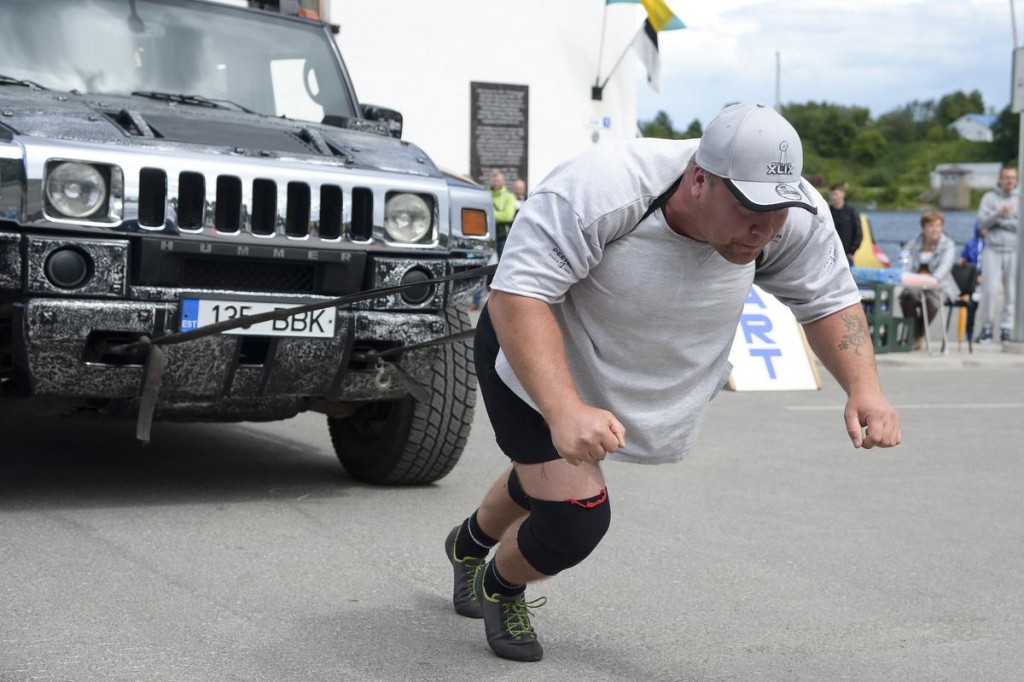 Kaido Sirge trek ŉ voertuig tydens die Estlandse sterkmankompetisie in Narva, Estland. Foto: AP Photo / Sergei Stepanov/ www.africannewsagency.com