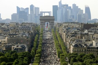 Persone stap op die Champs Élysées in Parys, Frankryk (8 Mei 2016) Die straat sal elke eerste Sondag van die maand slegs vir voetgangers beskikbaar wees. Foto: REUTERS/Jacky Naegelen 