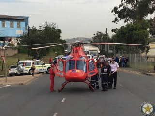 Die vrou is met die Air Mercy 5 Rooikruis-helikopter na die Chief Albert Luthuli-hospitaal geneem (Foto: Marshall Security)