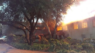 Die brandende huis op 'n kleinhoewe in die ooste van Pretoria. Foto: Netcare 911