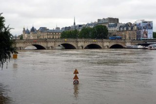 Verkeersteken onderwater in Parys, Frankryk (3 Junie 2016) Foto: AP Photo/Jerome Delay