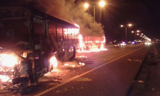 Twee Golden Arrow-busse is op 29 Junie 2016 op die N2 in Kaapstad tydens onluste aan die brand gesteek Foto: ANA