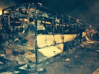 Een van die gebrande busse. Foto: Twitter via @crimeairnetwork