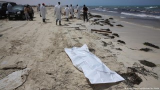 Vlugtelinge se liggame het op die strand in Libië uitgespoel (Junie 2016) Foto: MOHAME BEN KHALIFA / EPA