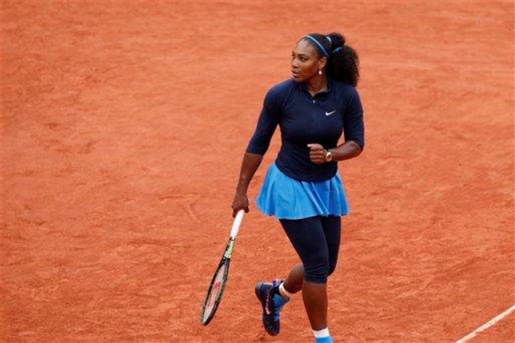 Serena Williams reageer nadat sy die Oekraïne se Elina Svitolina tydens die vierde rondte van die Franse Ope met 6-1, 6-1. verslaan het by die Roland Garros-stadion in Parys. Foto: AP Photo/Christophe Ena/ wire.africannewsagency.com