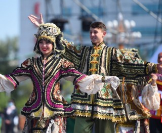 Modelle in tradisionele kostuums by ŉ Sino-Russiese-Mongoolse kostuumfees in die noorde van China. Foto: Xinhua/Deng Hua(lfj)/ wire.africannewsagency.com