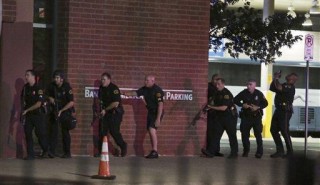 Dallas-polisiebeamptes tydens die protesoptogte. Foto: Maria R. Olivas/The Dallas Morning News via AP
