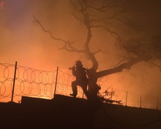 Brandbestryders spook om die brand in Kenville, Durban, te blus (1 Julie 2016) (Foto: Netcare 911)