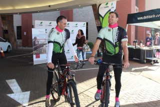 Wikus Olivier en Frank Pretorius, die duo wat met hul fietse gaan ry van Pretoria na Tzaneen (Foto: Maroela Media)